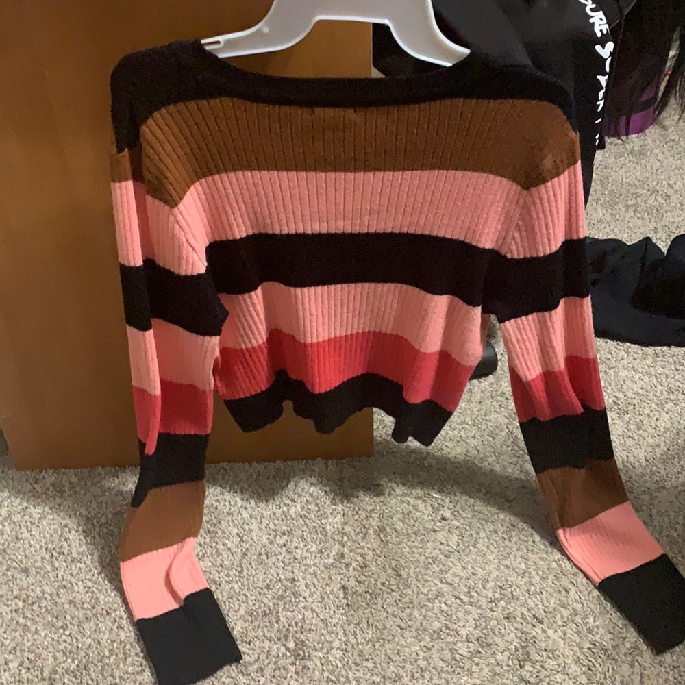 Super cute and stylish long sleeve cropped sweater